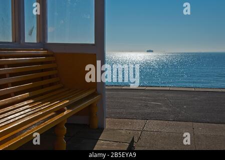 Une promenade victorienne traditionnelle refuge sur la promenade le long du Front De Mer de Southsea, Portsmouth, Hampshire, Angleterre, Royaume-Uni Banque D'Images