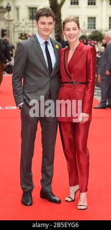 La photo Doit Être Créditée ©Alpha Press 079965 08/03/2020 Sam Riley et Rosamund Pike à la première radioactive du Royaume-Uni tenue au cinéma Curzon Mayfair à Londres Banque D'Images