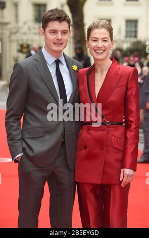 La photo Doit Être Créditée ©Alpha Press 079965 08/03/2020 Sam Riley et Rosamund Pike à la première radioactive du Royaume-Uni tenue au cinéma Curzon Mayfair à Londres Banque D'Images