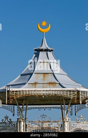 Le toit du kiosque du XIXe siècle, qui présente l'écusson des villes sur le front de mer de Southsea, se trouve dans les West Battery Gardens, Portsmouth, Hampshire, Angleterre, royaume-uni Banque D'Images