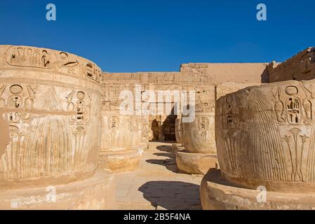 Sculptures hiéroglypiques sur des colonnes à l'ancien temple égyptien de Medinat Habu à Louxor Banque D'Images