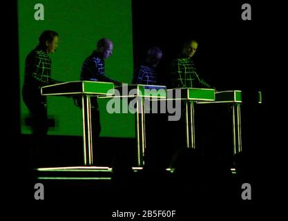 Ralf Huetter, Henning Schmitz, Fritz Hilpert, Falk Grieffenhagen - Konzert der Bande 'Kraftwerk', Neue Nationalgalerie, 10. 08 janvier 2015, Berlin. Banque D'Images