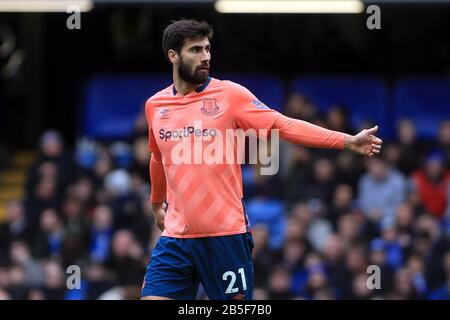 Londres, Royaume-Uni. 8 mars 2020. Andre Gomes d'Everton regarde. Match de la Premier League, Chelsea contre Everton au Stamford Bridge à Londres le dimanche 8 mars 2020. Cette image ne peut être utilisée qu'à des fins éditoriales. Utilisation éditoriale uniquement, licence requise pour une utilisation commerciale. Aucune utilisation dans les Paris, les jeux ou une seule édition de club/ligue/joueur. Pic par Steffan Bowen/ crédit: Andrew Orchard sports photographie/Alay Live News Banque D'Images