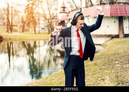 homme d'affaires dans le casque est la danse. le jeune homme se détend. indépendant se reposant Banque D'Images
