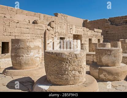 Sculptures hiéroglypiques sur des colonnes à l'ancien temple égyptien de Medinat Habu à Louxor Banque D'Images