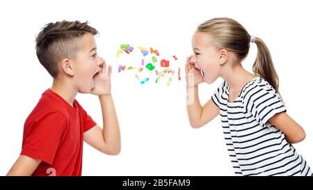 Les enfants crient des lettres alphabétiques. Concept de traitement de la parole sur fond blanc. Banque D'Images