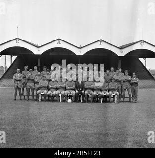 1968, historique, football, Charlton Athletic FC, nouvelle saison, photo des équipes de la première et de la réserve sur le terrain dans la vallée, au sud de Londres, en Angleterre, au Royaume-Uni. Banque D'Images