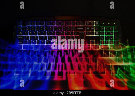 Clavier de jeu lumière abstraite avec LED fuite sur fond noir Banque D'Images