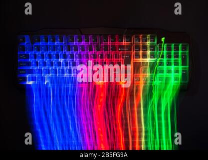 Clavier de jeu lumière abstraite avec LED fuite sur fond noir Banque D'Images