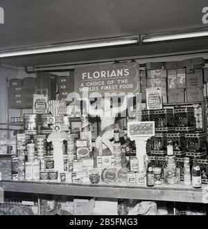 1960, historique, étalage dans le magasin spécialisé de restauration au détail ou épicerie fine, Florian's, dans le village de Blackheath montrant la large gamme d'aliments disponibles dans le monde, Londres du Sud, Angleterre, Royaume-Uni. Banque D'Images