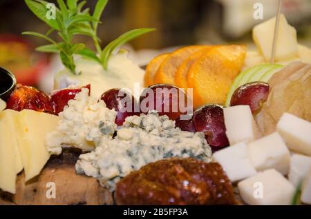 Des aliments pour les doigts, des collations et divers sandwichs au fromage disposés sur une table Banque D'Images