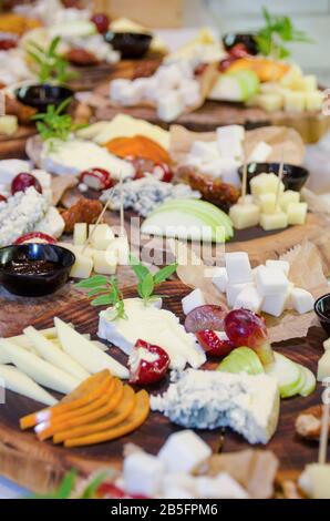 Des aliments pour les doigts, des collations et divers sandwichs au fromage disposés sur une table Banque D'Images