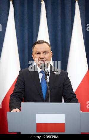 8 Mars 2020, Varsovie, Mazovian, Pologne: Conférence De Presse Sur L'Initiative Du Président Andrzej Duda De Créer Un Fonds Médical Spécial Avec Un Budget De Près De 3 Milliards De Pln Par An. Il S'Agit De Fonds Supplémentaires Destinés Au Traitement Des Maladies Oncologiques, Ainsi Qu'Au Financement Du Traitement Des Enfants Touchés Par Les Maladies Oncologiques Et Les Maladies Rares Diseases..In La Photo: Andrzej Duda (Image De Crédit: © Hubert Mathis/Zuma Wire) Banque D'Images