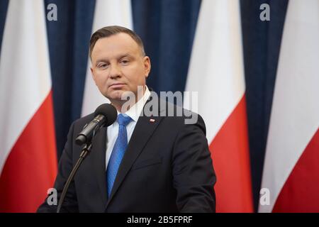 8 Mars 2020, Varsovie, Mazovian, Pologne: Conférence De Presse Sur L'Initiative Du Président Andrzej Duda De Créer Un Fonds Médical Spécial Avec Un Budget De Près De 3 Milliards De Pln Par An. Il S'Agit De Fonds Supplémentaires Destinés Au Traitement Des Maladies Oncologiques, Ainsi Qu'Au Financement Du Traitement Des Enfants Touchés Par Les Maladies Oncologiques Et Les Maladies Rares Diseases..In La Photo: Andrzej Duda (Image De Crédit: © Hubert Mathis/Zuma Wire) Banque D'Images