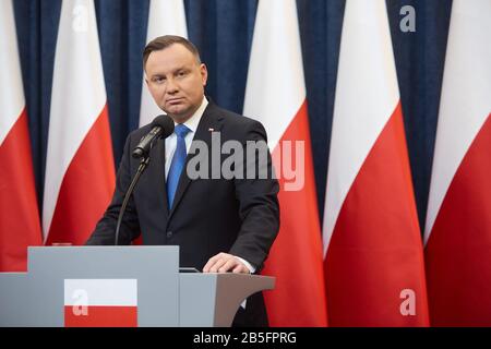 8 Mars 2020, Varsovie, Mazovian, Pologne: Conférence De Presse Sur L'Initiative Du Président Andrzej Duda De Créer Un Fonds Médical Spécial Avec Un Budget De Près De 3 Milliards De Pln Par An. Il S'Agit De Fonds Supplémentaires Destinés Au Traitement Des Maladies Oncologiques, Ainsi Qu'Au Financement Du Traitement Des Enfants Touchés Par Les Maladies Oncologiques Et Les Maladies Rares Diseases..In La Photo: Andrzej Duda (Image De Crédit: © Hubert Mathis/Zuma Wire) Banque D'Images