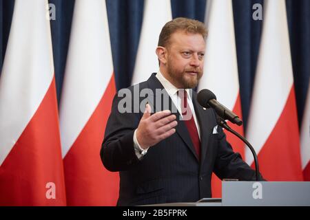 8 Mars 2020, Varsovie, Mazovian, Pologne: Conférence De Presse Sur L'Initiative Du Président Andrzej Duda De Créer Un Fonds Médical Spécial Avec Un Budget De Près De 3 Milliards De Pln Par An. Il S'Agit De Fonds Supplémentaires Destinés Au Traitement Des Maladies Oncologiques, Ainsi Qu'Au Financement Du Traitement Des Enfants Touchés Par Les Maladies Oncologiques Et Les Maladies Rares Diseases..In La Photo: Lukasz Szumowski (Image De Crédit: © Hubert Mathis/Zuma Wire) Banque D'Images