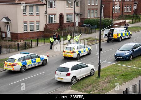 Sheffield , Royaume-Uni-08.03.2020: Une forte présence policière protège la scène du crime à la suite d'un meurtre à Woodthorpe Banque D'Images