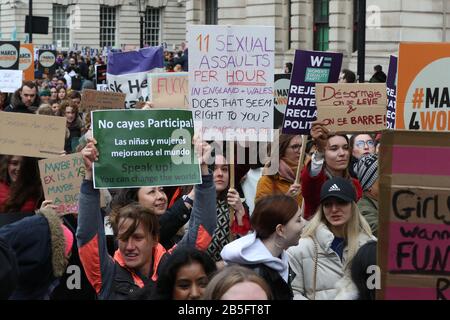 Des manifestants se tenant sur les panneaux pendant la journée internationale de la femme, en mars, dans le centre de Londres. Banque D'Images
