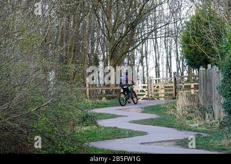 Cycliste sur le sentier Sett Valley à New Mills. Le sentier de 4 km relie New Mills à Hayfield Banque D'Images