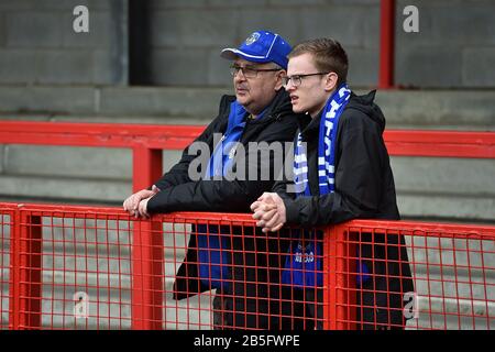 Crawley, ANGLETERRE - 7 MARS Fans d'Oldham Athletic pendant le match de Sky Bet League 2 entre Crawley Town et Oldham Athletic au stade Broadfield, Crawley le samedi 7 mars 2020. (Crédit : Eddie Garvey | MI News) la photographie ne peut être utilisée qu'à des fins de rédaction de journaux et/ou de magazines, licence requise pour un usage commercial Banque D'Images