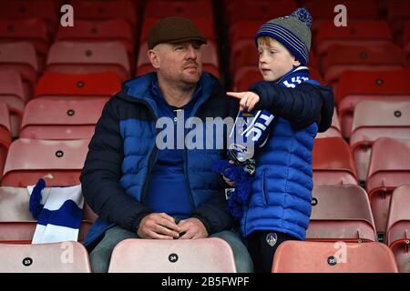 Crawley, ANGLETERRE - 7 MARS Fans d'Oldham Athletic pendant le match de Sky Bet League 2 entre Crawley Town et Oldham Athletic au stade Broadfield, Crawley le samedi 7 mars 2020. (Crédit : Eddie Garvey | MI News) la photographie ne peut être utilisée qu'à des fins de rédaction de journaux et/ou de magazines, licence requise pour un usage commercial Banque D'Images