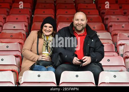 Crawley, ANGLETERRE - 7 MARS Fans d'Oldham Athletic pendant le match de Sky Bet League 2 entre Crawley Town et Oldham Athletic au stade Broadfield, Crawley le samedi 7 mars 2020. (Crédit : Eddie Garvey | MI News) la photographie ne peut être utilisée qu'à des fins de rédaction de journaux et/ou de magazines, licence requise pour un usage commercial Banque D'Images