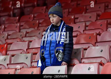 Crawley, ANGLETERRE - 7 MARS Fans d'Oldham Athletic pendant le match de Sky Bet League 2 entre Crawley Town et Oldham Athletic au stade Broadfield, Crawley le samedi 7 mars 2020. (Crédit : Eddie Garvey | MI News) la photographie ne peut être utilisée qu'à des fins de rédaction de journaux et/ou de magazines, licence requise pour un usage commercial Banque D'Images