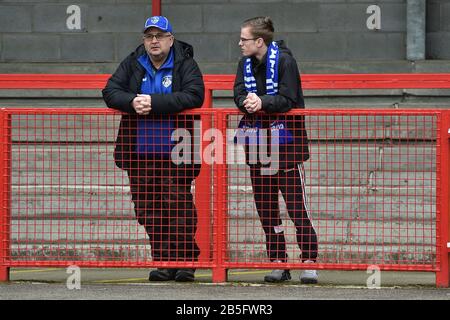 Crawley, ANGLETERRE - 7 MARS Fans d'Oldham Athletic pendant le match de Sky Bet League 2 entre Crawley Town et Oldham Athletic au stade Broadfield, Crawley le samedi 7 mars 2020. (Crédit : Eddie Garvey | MI News) la photographie ne peut être utilisée qu'à des fins de rédaction de journaux et/ou de magazines, licence requise pour un usage commercial Banque D'Images