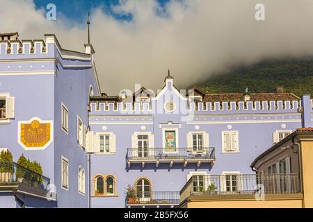 Bâtiment caractéristique avec des détails étonnants dans le centre historique de la ville de bolzano dans le Tyrol du Sud. Trentin-Haut-Adige, Italie Du Nord, Europe Banque D'Images