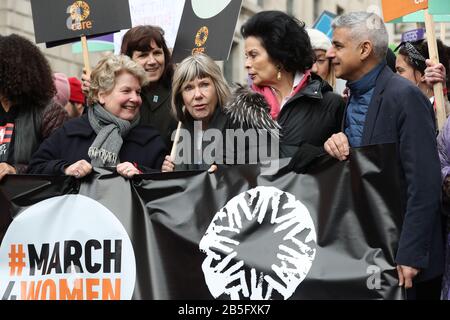 De gauche à droite Sandi Toksvig, un manifestant, Bianca Jagger, et le maire de Londres Sadiq Khan (à droite) pendant la Journée internationale de la femme au centre de Londres. Banque D'Images