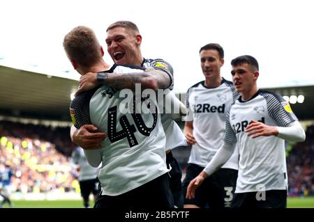 Louie Sibley (à gauche) du comté de Derby célèbre son premier but du match avec ses coéquipiers lors du match du championnat Sky Bet à Pride Park, Derby. Banque D'Images