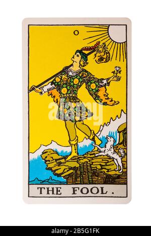 La carte de tarot Fool des cartes Rider Tarot conçues par Pamela Colman Smith sous la supervision d'Arthur Edward Waite isolée sur fond blanc Banque D'Images