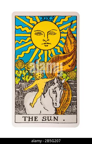 La carte Sun tarot des cartes Rider Tarot conçue par Pamela Colman Smith sous la supervision d'Arthur Edward Waite isolée sur fond blanc Banque D'Images