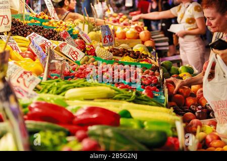 Seattle, WA, États-Unis - 21 JUILLET: Stand de légumes au Pike Place Market dans le centre-ville de Seattle le 24 juillet 2018 à Seattle, Washington. Banque D'Images