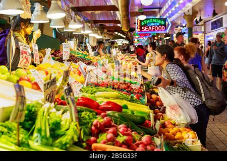 Seattle, WA, États-Unis - 21 JUILLET: Stand de légumes au Pike Place Market dans le centre-ville de Seattle le 24 juillet 2018 à Seattle, Washington. Banque D'Images