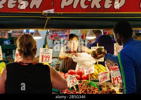 Seattle, WA, États-Unis - 21 JUILLET: Stand de légumes au Pike Place Market dans le centre-ville de Seattle le 24 juillet 2018 à Seattle, Washington. Banque D'Images