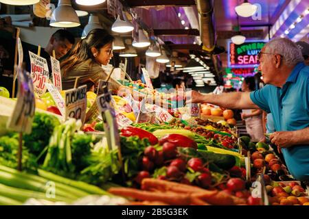 Seattle, WA, États-Unis - 21 JUILLET: Stand de légumes au Pike Place Market dans le centre-ville de Seattle le 24 juillet 2018 à Seattle, Washington. Banque D'Images