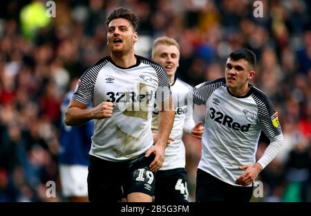 Chris Martin (à gauche), du comté de Derby, célèbre le deuxième but du match de championnat Sky Bet à Pride Park, Derby. Banque D'Images