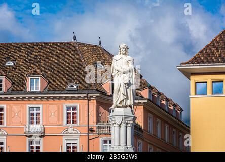 Walther Square (Walther Platz), montrant le monument de Walter von der Vogelweide, l'un des poètes les plus importants du XIIe et du XIIIe siècle. Banque D'Images