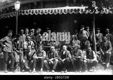 Directeur ERNST LUBITSCH avec à côté de lui au producteur gauche PAUL DAVIDSON (avec bouée et moustache) sur la candide avec l'équipage du film pendant le tournage de DIE FLAMME aka MONTMARTRE 1923 jouer Hans Muller Projektions - AG Union (PAGU) / Universum Film (UFA) Banque D'Images