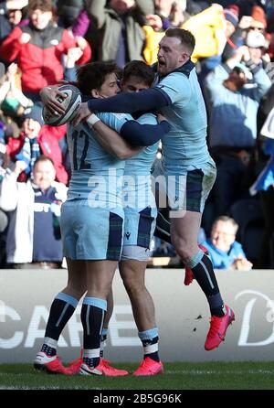 Sean Maitland (centre), en Écosse, célèbre sa première tentative de marquer ses côtés avec les coéquipiers Stuart Hogg (à droite) et Sam Johnson lors du match Guinness Six Nations au stade BT Murrayfield d'Édimbourg. Banque D'Images