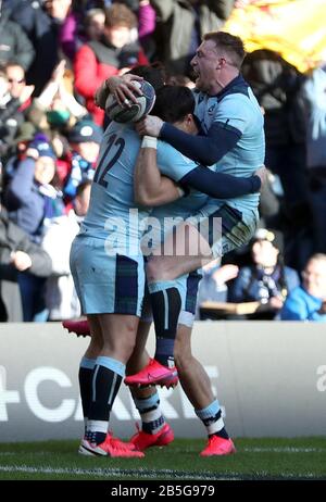 Sean Maitland (centre), en Écosse, célèbre sa première tentative de marquer ses côtés avec les coéquipiers Stuart Hogg (à droite) et Sam Johnson lors du match Guinness Six Nations au stade BT Murrayfield d'Édimbourg. Banque D'Images