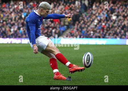 Matthieu Jalibert, France, convertit ses côtés pour la première fois lors du match Guinness Six Nations au stade BT Murrayfield d'Édimbourg. Banque D'Images