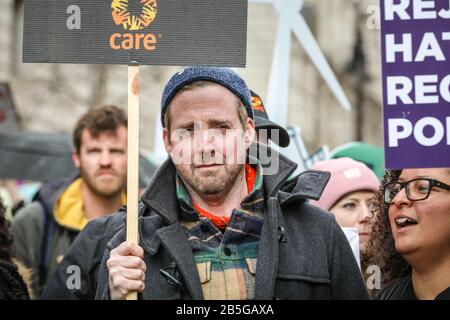 Londres, Royaume-Uni. 8 mars 2020. Ricky Wilson, homme de front des Kaiser Chiefs. La file d'attente au début de la marche comprend de nombreuses célébrités. March4Women à l'occasion de la Journée internationale de la femme 2020 voit des activistes marcher en faveur de l'égalité des sexes et des droits des femmes. La marche commence par un rassemblement d'ouverture au Royal Festival Hall, qui accueille le (Festival des femmes du monde) et progresse à travers le Whitehall de Westminster et jusqu'à la place du Parlement. Credit: Imagetraceur/Alamy Live News Banque D'Images