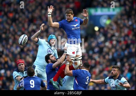 Scott Cummings (en haut à gauche) et Paul Willemse, en France, disputent une ligne lors du match Guinness Six Nations au stade BT Murrayfield, à Édimbourg. Banque D'Images