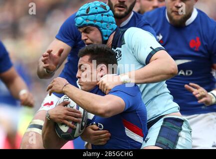 Scott Cummings (top), de l'Écosse, s'attaque à Arthur Vincent, en France, lors du match Guinness Six Nations au stade BT Murrayfield d'Édimbourg. Banque D'Images