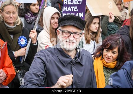 Londres, Royaume-Uni. 8 mars 2020. Le chef du Parti travailliste, Jeremy Corbyn, est en bonne expectorite au mois de mars, accompagné de sa femme. Le marché des femmes à l'occasion de la Journée internationale de la femme 2020 voit des activistes se faire marcher pour l'égalité des sexes et les droits des femmes. La marche commence par un rallye d'ouverture à la Royal Festival Hall, qui accueille le (Festival des femmes du monde) et progresse à travers le Whitehall de Westminster et jusqu'à la place du Parlement. la marche est soutenue par de nombreuses célébrités et militantes féminines. Crédit: Imagetraceur/Alay Live News Banque D'Images