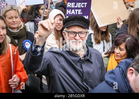 Londres, Royaume-Uni. 8 mars 2020. Le chef du Parti travailliste, Jeremy Corbyn, est en bonne expectorite au mois de mars, accompagné de sa femme. Le marché des femmes à l'occasion de la Journée internationale de la femme 2020 voit des activistes se faire marcher pour l'égalité des sexes et les droits des femmes. La marche commence par un rallye d'ouverture à la Royal Festival Hall, qui accueille le (Festival des femmes du monde) et progresse à travers le Whitehall de Westminster et jusqu'à la place du Parlement. la marche est soutenue par de nombreuses célébrités et militantes féminines. Crédit: Imagetraceur/Alay Live News Banque D'Images