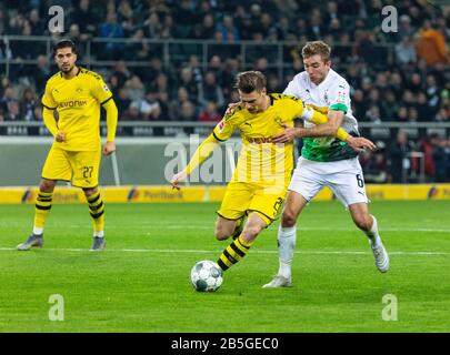 Sports, football, Bundesliga, 2019/2020, Borussia Moenchengladbach contre BVB Borussia Dortmund 1-2, stade Borussia Park, scène du match, Lukasz Piszczek (BVB) a laissé devant vous et Christoph Kramer (MG), laissé derrière Emer Can (BVB), LES RÈGLEMENTS DFL INTERDISENT TOUTE UTILISATION DE PHOTOGRAPHIES COMME SÉQUENCES D'IMAGES ET QUASI-VIDÉO Banque D'Images