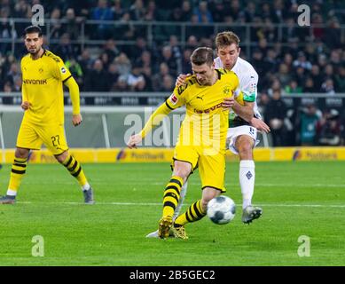 Sports, football, Bundesliga, 2019/2020, Borussia Moenchengladbach contre BVB Borussia Dortmund 1-2, stade Borussia Park, scène du match, Lukasz Piszczek (BVB) a laissé devant vous et Christoph Kramer (MG), laissé derrière Emer Can (BVB), LES RÈGLEMENTS DFL INTERDISENT TOUTE UTILISATION DE PHOTOGRAPHIES COMME SÉQUENCES D'IMAGES ET QUASI-VIDÉO Banque D'Images